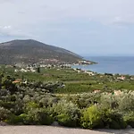 Epidavros Voukamvilia Retreat, Shared Pool Apartment *